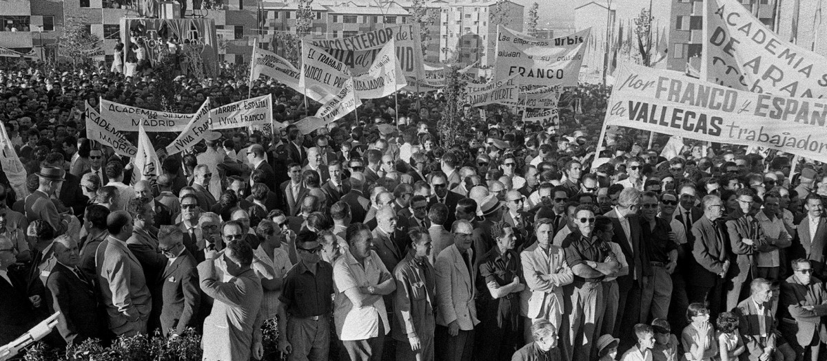 Los vecinos de San Blas dan la bienvenida al jefe del Estado, Francisco Franco, que asiste a la entrega de siete mil viviendas sociales