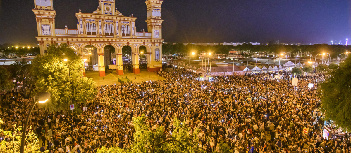 La Feria de Abril de Sevilla comenzó esta medianoche con el tradicional "alumbrao", encendido de las más de 200.000 bombillas