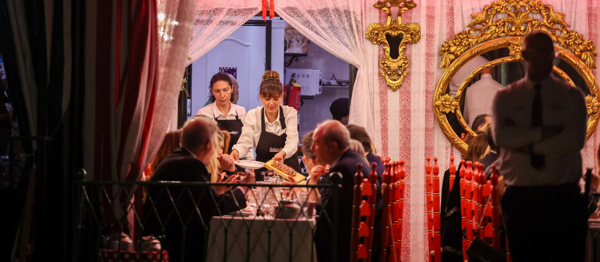 Tradicional cena de 'El Pescaito', durante la Feria de Abril de Sevilla