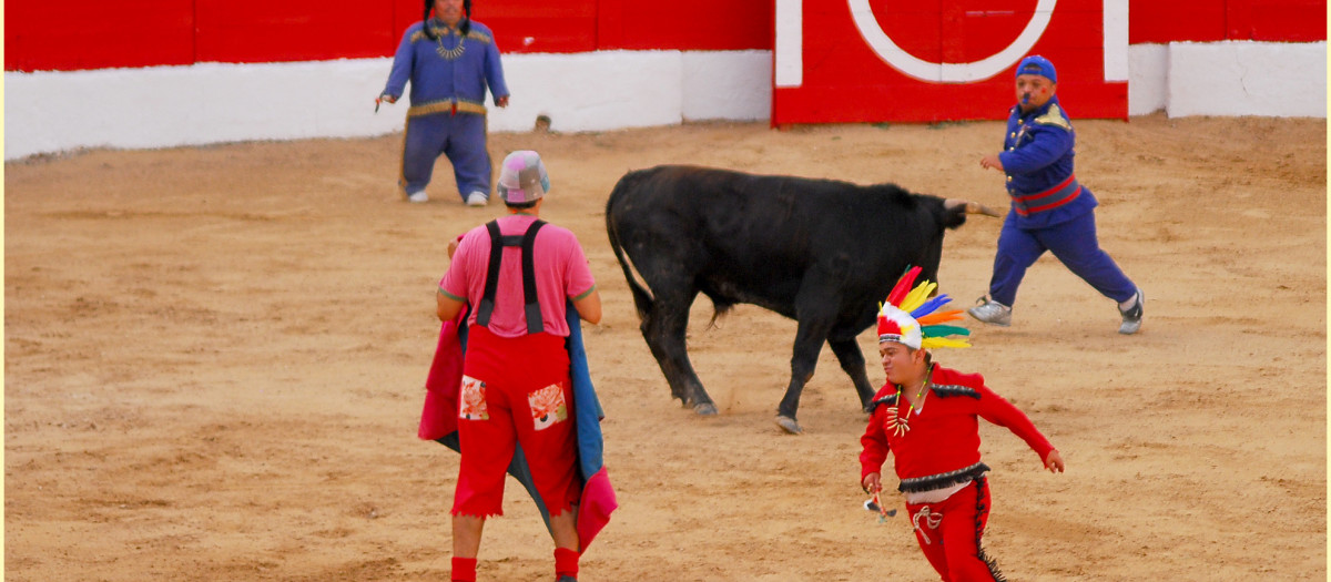 Enanos toreos durante un ruedo