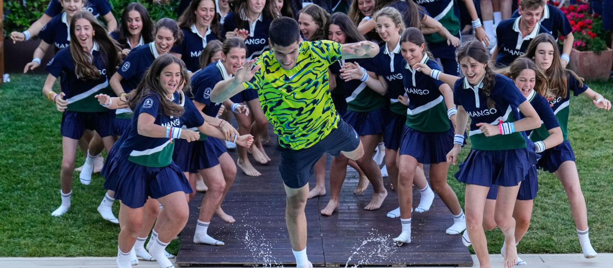 El tenista español Carlos Alcaraz realiza el tradicional baño para celebrar su victoria en la final del Godó (Barcelona Open Banc Sabadell-Trofeo Conde de Godó 2023) ante el griego Stefanos Tsitsipas este domingo en Barcelona. EFE/ Alejandro Garcia