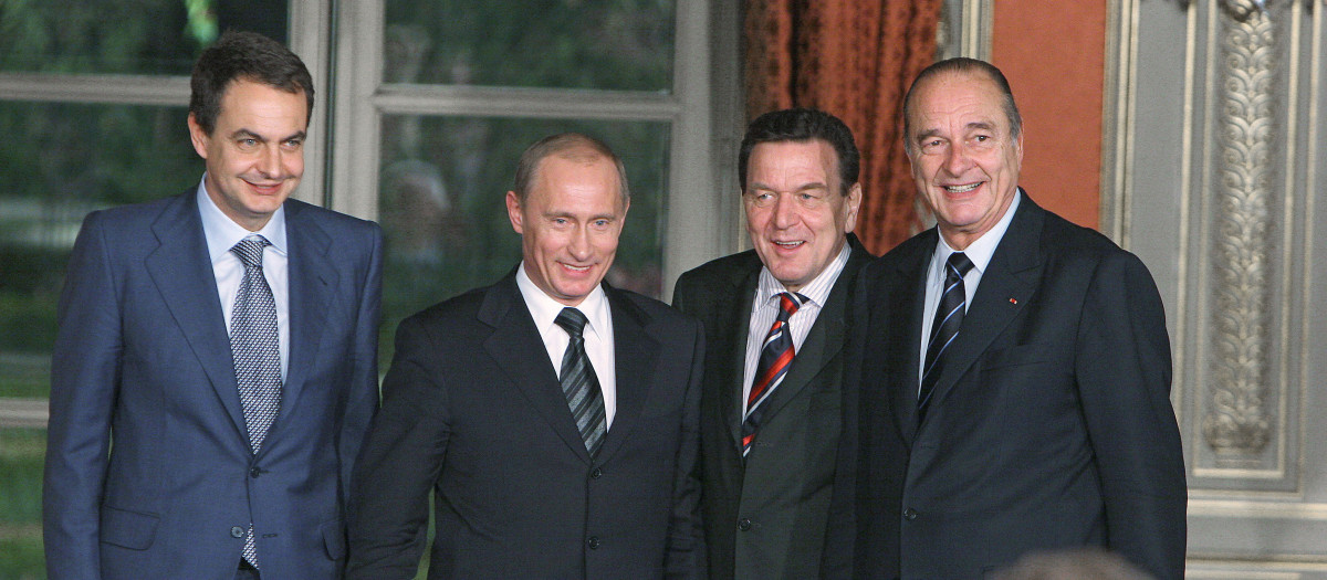 LOS JEFES DE ESTADO DE ESPA¿A JOSE LUIS RODRIGUEZ ZAPATERO, DE RUSIA VLADIMIR PUTIN, DE FRANCIA JACQUES CHIRAC Y DE ALEMANIA GERHARD SCHROEDER DURANTE SU REUNION EN PARIS
Mousse / Abaca / 75123 /©KORPA
18/03/05 PARIS *** Local Caption *** Jose Luis Zapatero, Vladimir Putin, Gerhard Schroeder and Jacques Chirac at the joint press conference during the first-ever four-way summit at the Elysee Palace, in Paris, France, on March 18, 2005.Photo by Mousse/ABACA