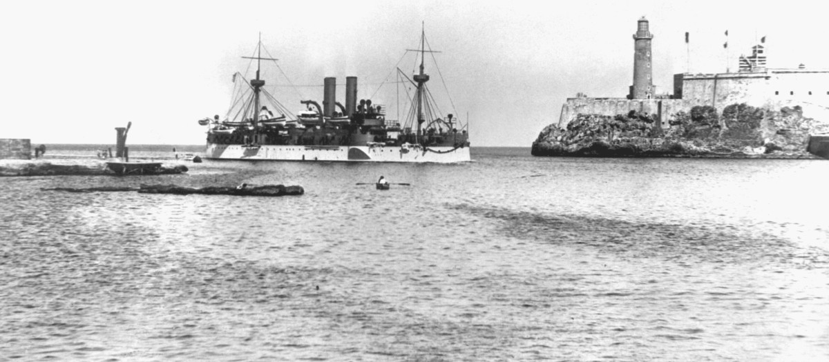 El Maine entrando en el puerto de La Habana el 25 de enero de 1898, tres semanas antes de su destrucción. A la derecha la fortaleza del Castillo del Morro NARA FILE #: 111-SC-94543 WAR & CONFLICT #: 270