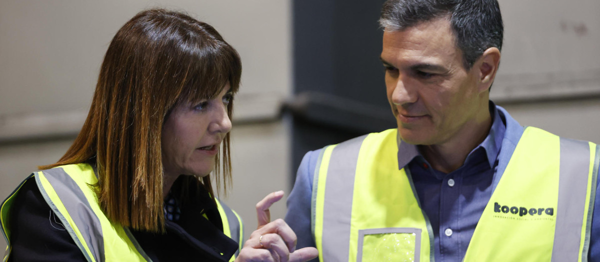 El presidente del Gobierno, Pedro Sánchez, junto a la vicelekendakari, Idoia Mendia, el 15 de abril