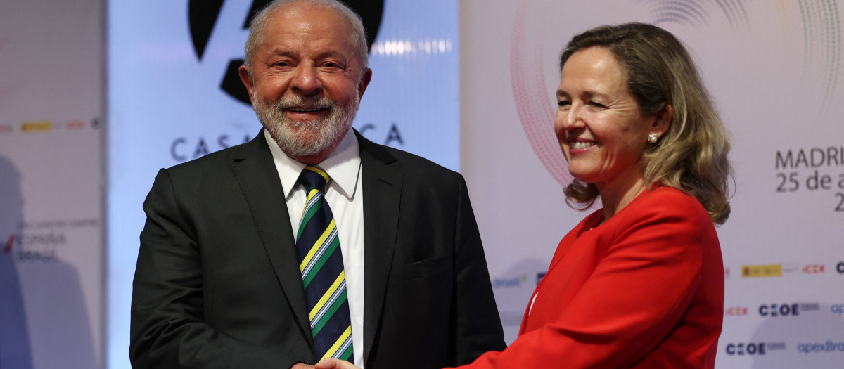 El presidente de Brasil Luiz Inacio Lula da Silva y Nadia Calviño primera vicepresidenta del Gobierno