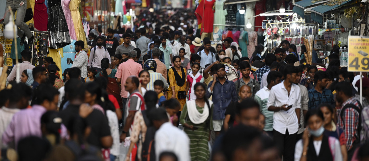 La gente compra en un mercado en Chenna, India