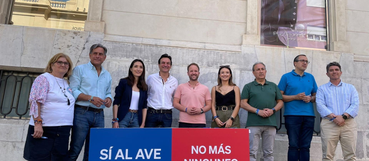 Presentación de la campaña de recogida de firmas del PP por el AVE en Jaén