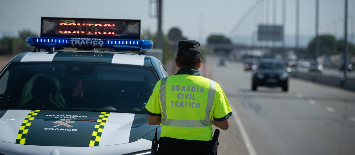 Un agente de la Guardia Civil en un control de tráfico