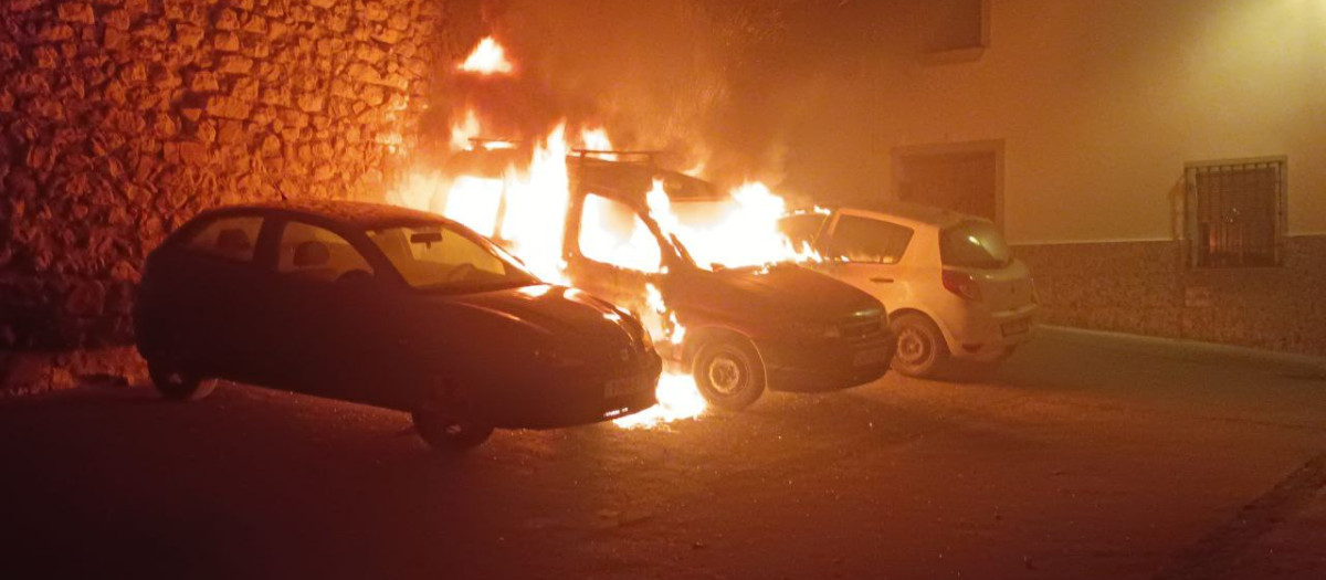 Imagen de los vehículos incendiados.