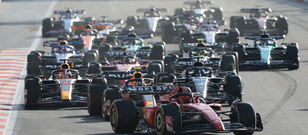 El momento de la salida de la carrera al sprint en Bakú