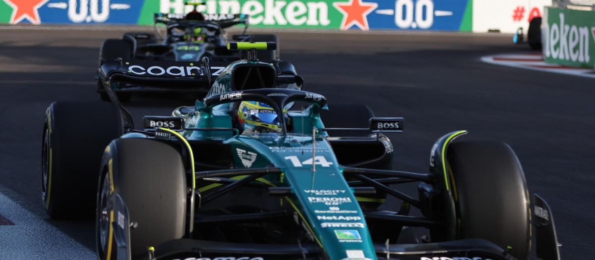 El Aston Martin de Fernando Alonso por las estrechas calles de Bakú