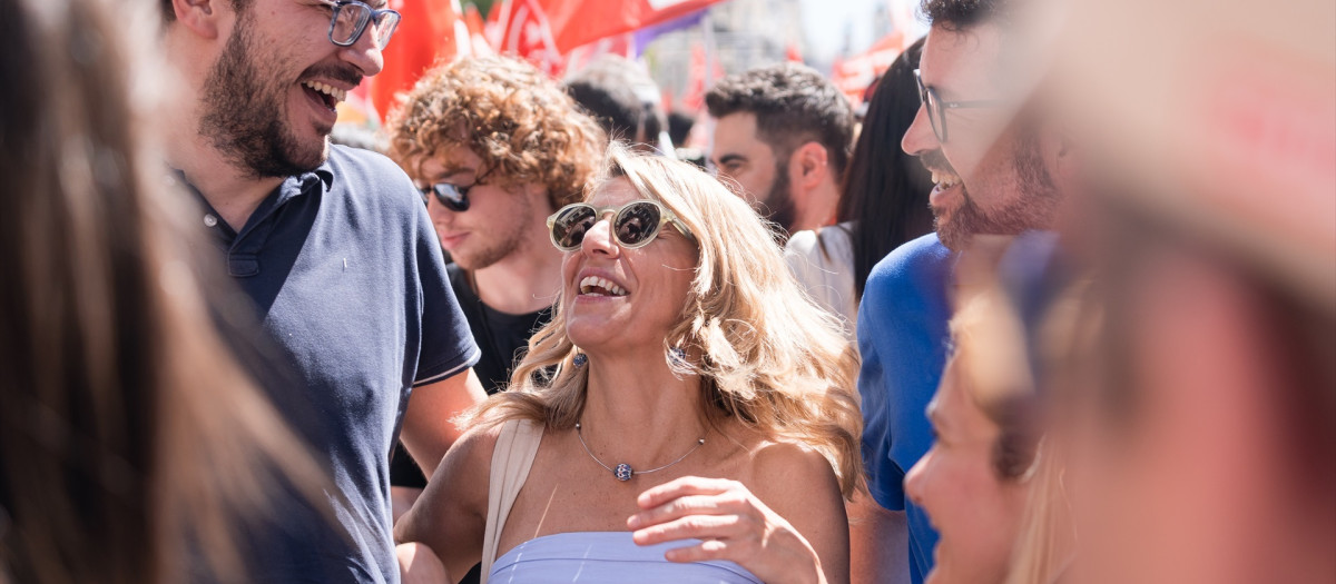 a vicepresidenta y ministra de Trabajo y Economía Social, Yolanda Díaz, durante la marcha por el Día Internacional de los Trabajadores en el Círculo de Bellas Artes, a 1 de mayo de 2023, en Madrid (España). Los sindicatos CCOO y UGT han convocado esta manifestación en más de 70 ciudades de España, reivindicando la subida de los salarios y la bajada de los precios, en un contexto de tensión con la patronal por el estancamiento de la negociación del V Acuerdo para el Empleo y la Negociación Colectiva.
01 MAYO 2023;MANIFESTACIÓN;MARCHA;PROTESTA;CONCENTRACIÓN;TRABAJO;TRABAJADORES;MANIFESTANTES
Diego Radamés / Europa Press
01/5/2023