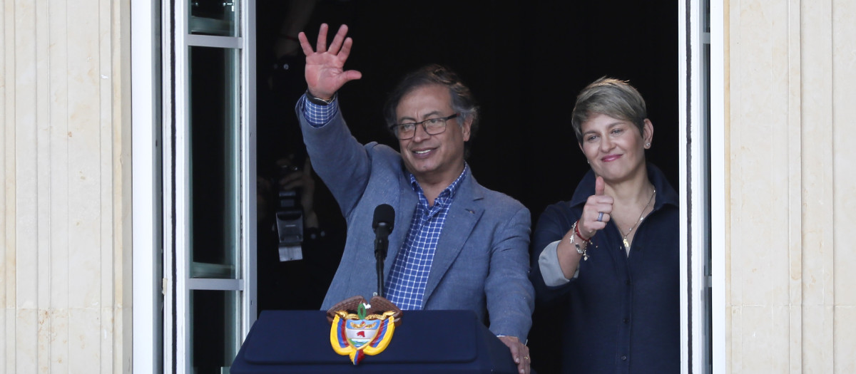 El presidente de Colombia, Gustavo Petro, junto a su esposa Verónica Alcocer