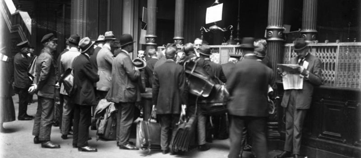 Sede del Reichsbank en Berlín, junio de 1923: usuarios emplean maletines para transportar el dinero recibido del banco