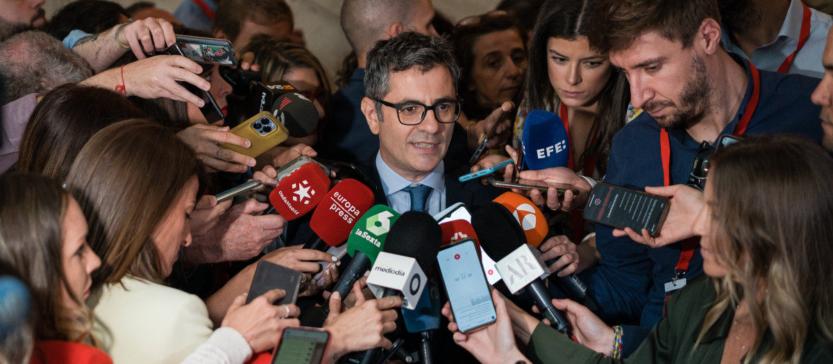 El ministro de la Presidencia, Relaciones con las Cortes y Memoria Democrática, Félix Bolaños, atiende a medios durante el acto cívico militar con motivo del Día de la Comunidad de Madrid en la Puerta del Sol, a 2 de mayo de 2023, en Madrid (España). La presidenta de la Comunidad de Madrid ha presidido hoy el acto cívico-militar en homenaje a los héroes del 2 de mayo de 1808, con la parada militar, la rendición de honores reglamentarios, la revista a la fuerza y el acto homenaje a los que dieron su vida por España.
02 MAYO 2023;MADRID;ACTO CIVICO MILITAR;CELEBRACIONES 2 DE MAYO
Diego Radamés / Europa Press
02/5/2023