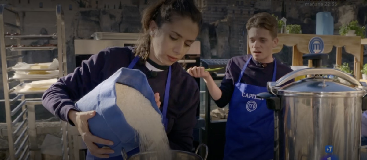 La concursante italiana, con Luca, durante el cocinado de este martes