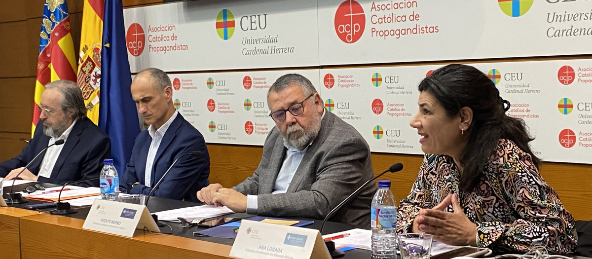 Ana Losada, junto al resto de ponentes y el moderador en la jornada organizada por el CEU Cardenal Herrera de Valencia.