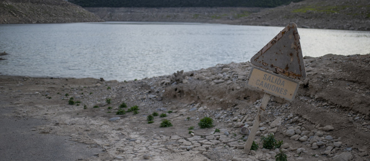 Una señal emerge por la falta de agua en el embalse de Rialb, que abastece de agua el Canal de Urgel, en Lérida