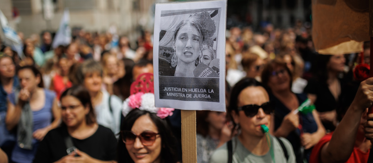 Manifestante con una pancarta que reza: 'Justicia en huelga, la ministra de juerga' durante una concentración de funcionarios de la administración de Justicia, frente al Ministerio de Justicia, a 4 de mayo de 2023, en Madrid (España). Los 45.000 funcionarios de la administración de Justicia están llamados a una nueva jornada de huelga general de 24 horas y a esta concentración para reclamar "una subida salarial digna en línea con las funciones que realizan a diario", de "entre 350 y 430 euros" al mes. Esta es la segunda vez que los funcionarios de juzgados y tribunales se concentran a las puertas de Justicia desde que empezaron sus movilizaciones hace dos semanas y media.
04 MAYO 2023;MANIFESTACIÓN;PROTESTA;JUSTICIA
Alejandro Martínez Vélez / Europa Press
04/5/2023