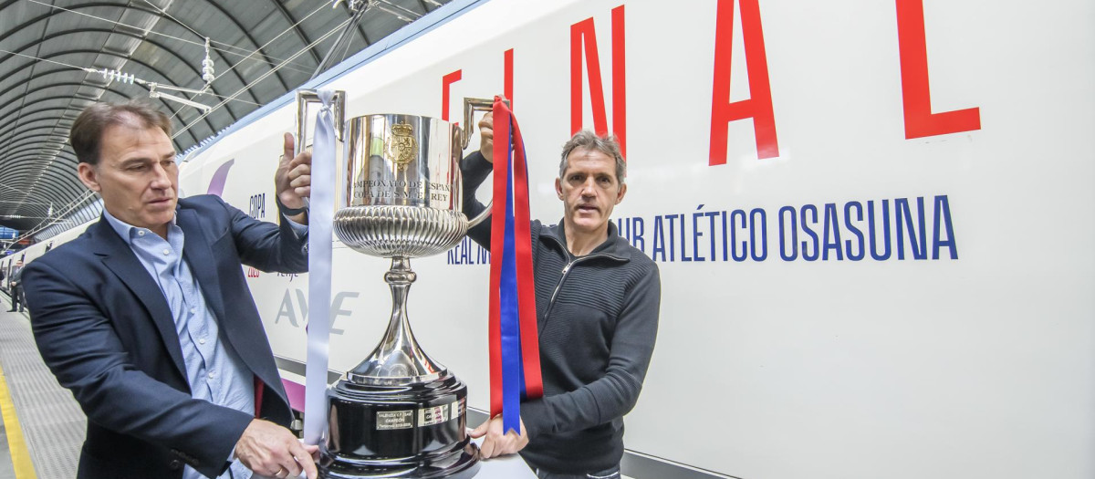 Martín Vázquez y Andoni Goikoetxea han trasladado el trofeo de Copa a Sevilla este jueves