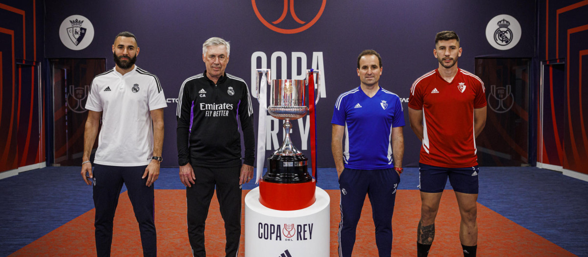 Benzema, Ancelotti (Real Madrid), Arrasate y David García (Osasuna), en la foto oficial de la final de Copa