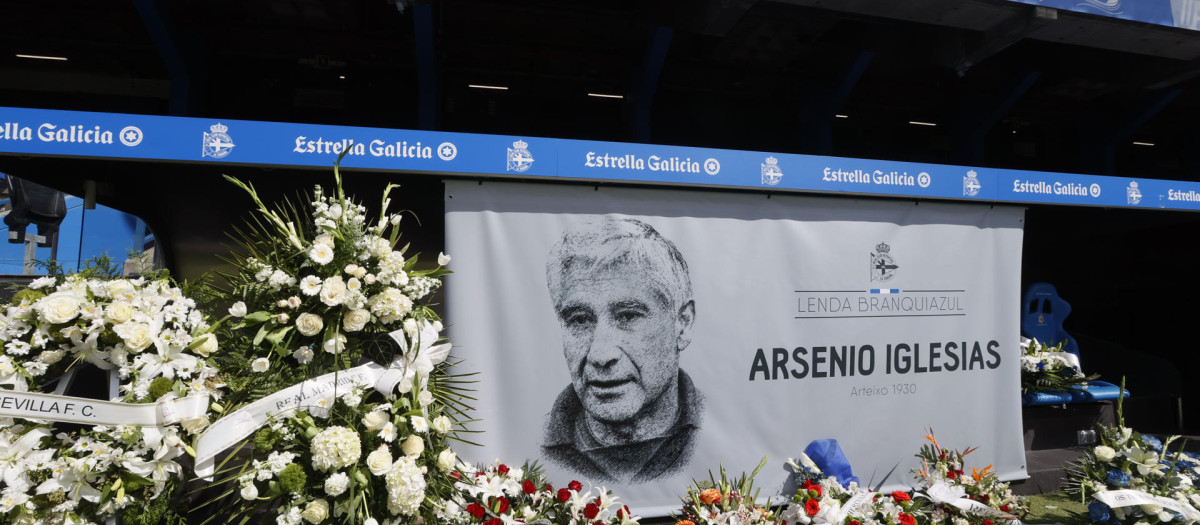 Imagen de la capilla ardiente de Arsenio Iglesias en el estadio de Riazor