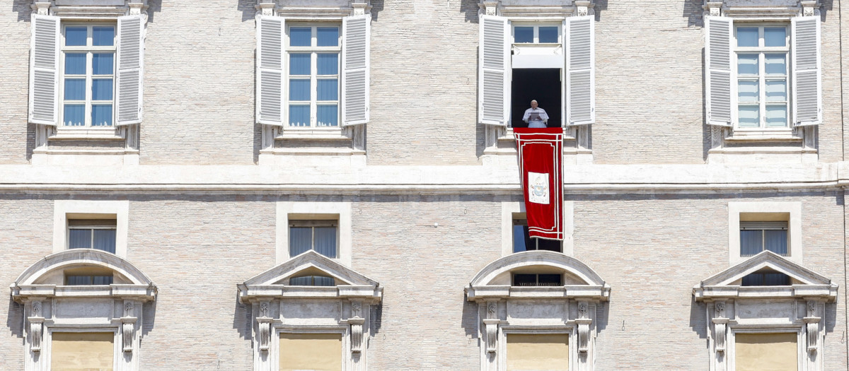 Ciudad del Vaticano (Estado Vaticano(Santa Sede)), 05/07/2023.- El Papa Francisco dirige la oración Regina Caeli desde la ventana de su oficina con vistas a la Plaza de San Pedro durante la oración Regina Caeli, Ciudad del Vaticanoeste domingo.- EFE/FABIO FRUSTACI