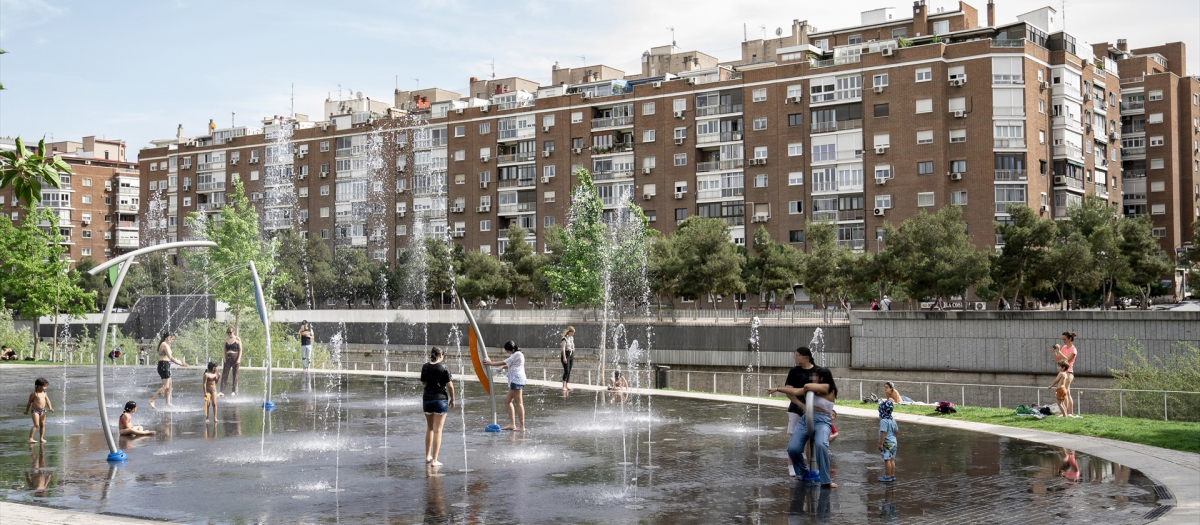 Niños en los chorros de la playa de Madrid Río, a 28 de abril de 2023