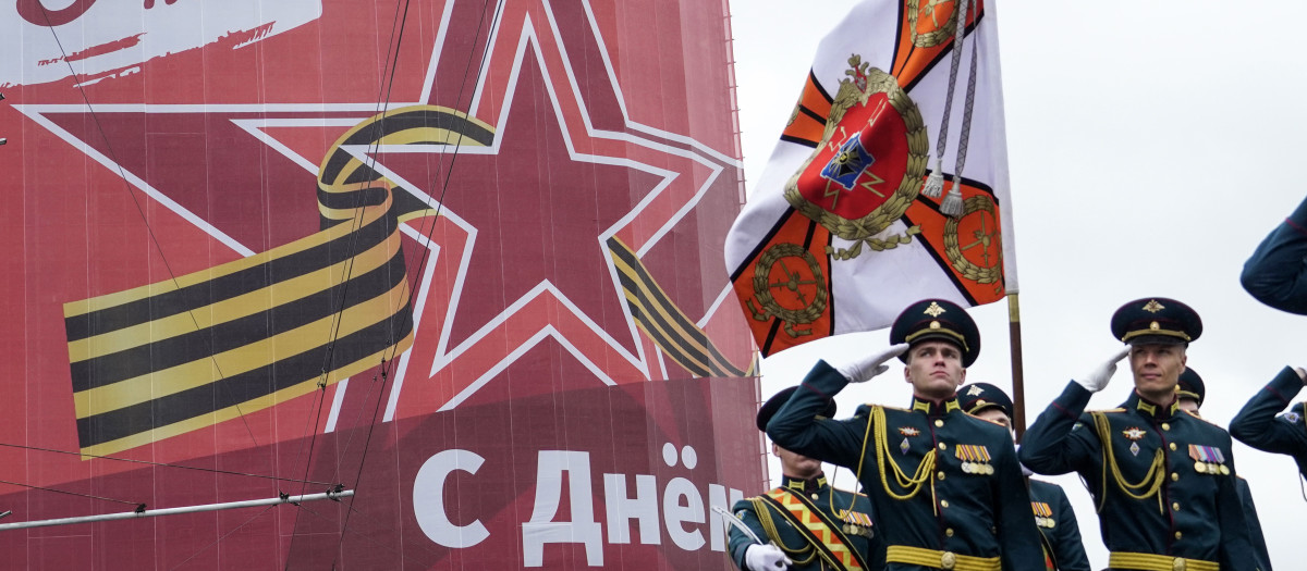 Militares rusos marchan durante el desfile del Día de la Victoria en Rostov del Don