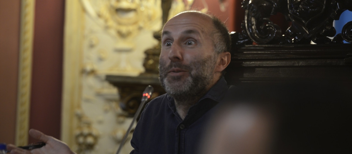 El alcalde de Ourense, Gonzalo Pérez Jácome, durante un pleno en el Concello de Ourense, a 6 de mayo de 2022, en Ourense, Galicia (España). El PSOE ha presentado durante el pleno una moción para condenar la actuación del alcalde y exigir a los populares que no le presten apoyo. El incidente se produjo el martes, 3 de mayo, cuando el alcalde de Ourense, Gonzalo Pérez Jácome, pegó un empujón a Lola Panero, una veterana sindicalista de CCOO, que asistía a una concentración en defensa de los trabajadores de los autobuses urbanos. Los presuntos hechos ocurrieron cuando la sindicalista acercó el megáfono al alcalde para ofrecer unas palabras de apoyo a los trabajadores, pero esta acción le molestó y empujó presuntamente a la sindicalista. A pesar de ello, el alcalde insiste en ser él, el primer agredido y que sus acciones fueron en defensa propia.
Rosa Veiga / Europa Press
(Foto de ARCHIVO)
06/5/2022