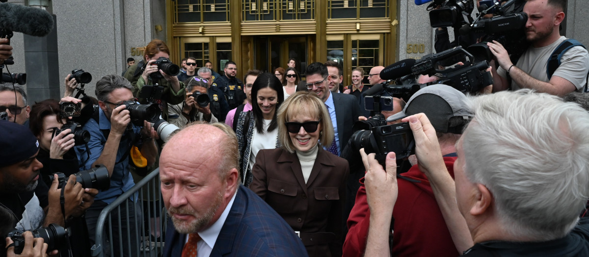 E. Jean Carroll sale de la Corte Federal de Manhattan en la ciudad de Nueva Yor