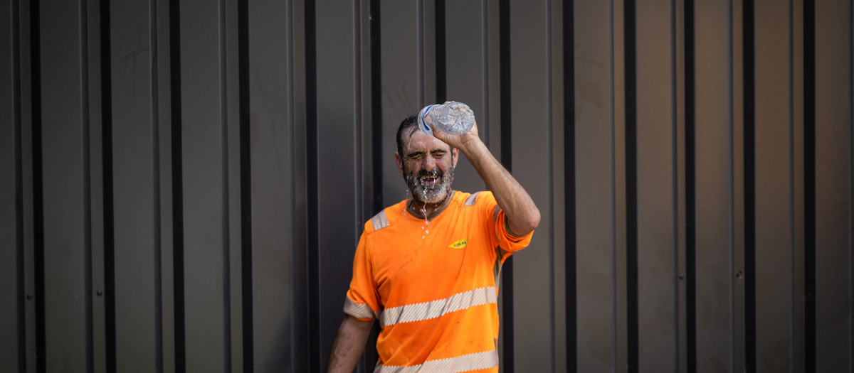 Un trabajador se refresca en Nantes, Francia