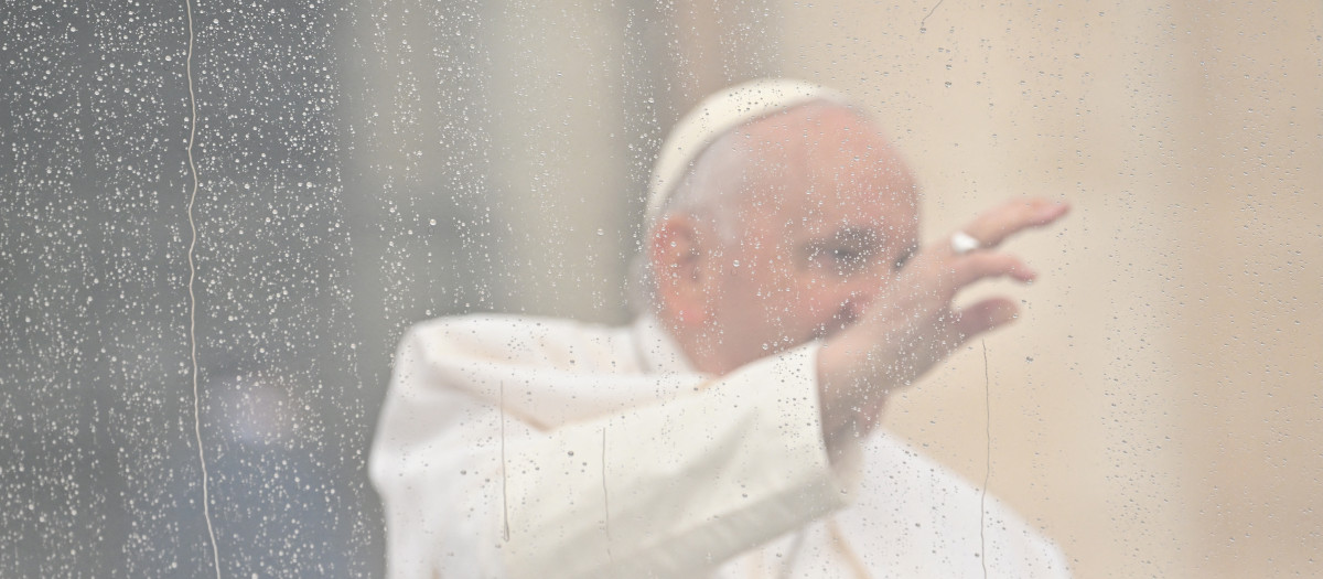 El Papa, saludando a los asistentes de la audiencia general de este miércoles 10 de mayo