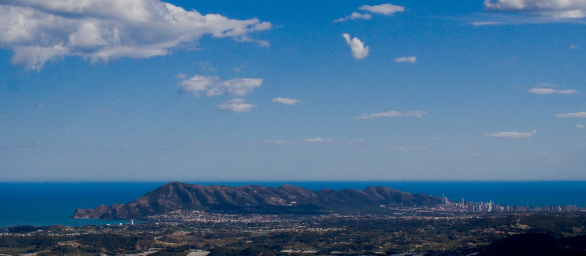 Parque natural de la Sierra Helada, 10 243 reseñas. Situado en la provincia de Alicante, el parque natural de la Serra Gelada abarca una superficie de más de 5500 hectáreas, que en su mayor parte son de ámbito marino. La zona terrestre protegida se encuentra en los municipios de Benidorm, l'Alfàs del Pi y Altea. Para descubrir el maravilloso entorno de la sierra y admirar sus imponentes acantilados existen varias rutas senderistas. Uno de los recorridos más populares es la ruta roja, que va hasta el faro de l'Albir (5 km aproximadamente, ida y vuelta). Otra buena opción, aunque de mayor dificultad, es la ruta amarilla (Travesía de la Serra Gelada), que pasa por el punto más alto de la sierra: el Alt del Governador.