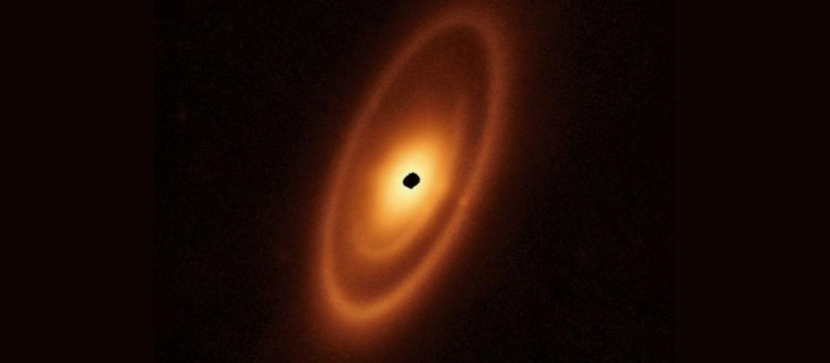 Disco de escombros polvorientos que rodea a la joven estrella Fomalhaut