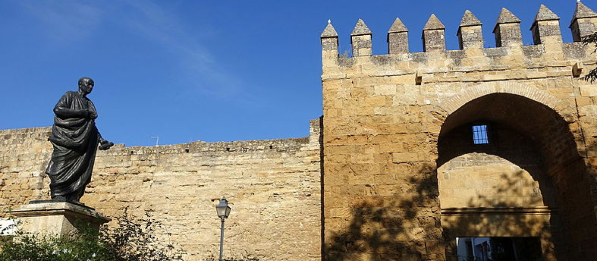 La estatua de Séneca y la Puerta de Almodóvar en Córdoba