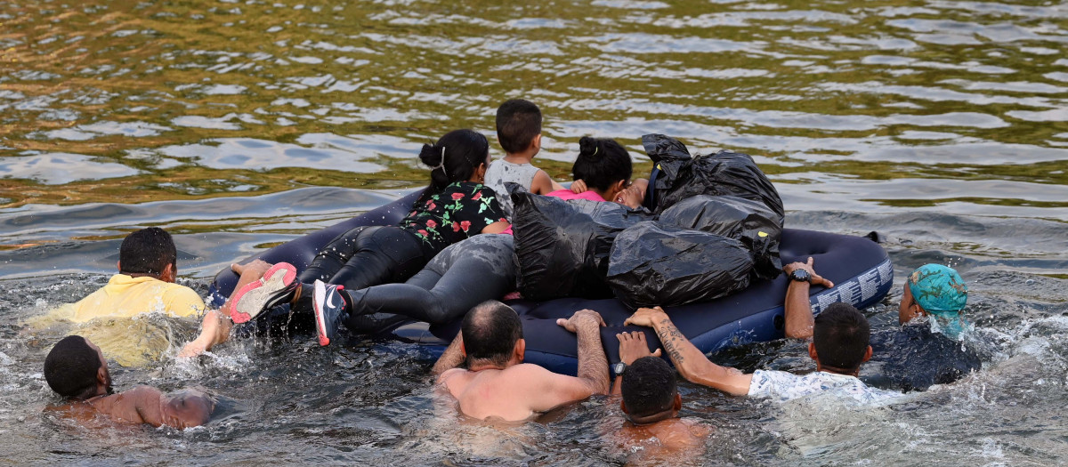 Migrant people try to get to the US through the Rio Grande as seen from Matamoros, state of Tamaulipas, Mexico, on May 11, 2023. - A surge of migrants is expected at the US-Mexico border cities as President Biden administration is officially ending its use of Title 42. On May 11, President Joe Biden's administration will lift Title 42, the strict protocol implemented by previous president Donald Trump to deny entry to migrants and expel asylum seekers based on the Covid pandemic emergency. (Photo by Alfredo ESTRELLA / AFP)