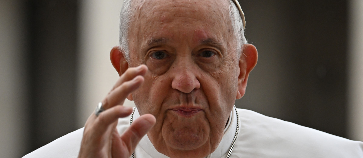 Pope Francis waves as he arrives in the popemobile car for the weekly general audience on May 10, 2023 at St. Peter's square in The Vatican. (Photo by Filippo MONTEFORTE / AFP)