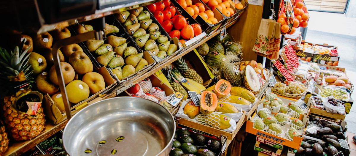 Una balanza y varias piezas de frutas y hortalizas