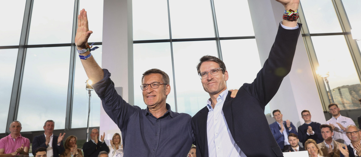 LOGROÑO 13/05/2023.- El candidato a la presidencia de La Rioja, Gonzalo Capellán (d), es felicitado por el presidente del PP, Alberto Núñez Feijóo, tras su intervención en el acto electoral del PP, celebrado, este sábado en Logroño EFE/Raquel Manzanares