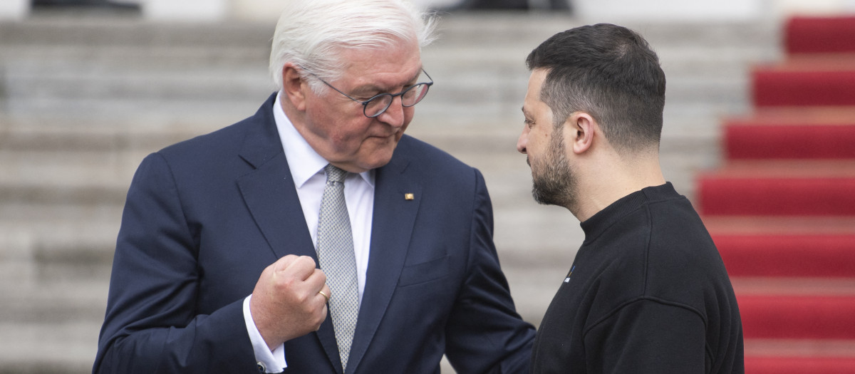 German President Frank-Walter Steinmeier (L) bids farewell to Ukraine's President Volodymyr Zelensky after his visit on May 14, 2023 at the presidential Bellevue Palace in Berlin. (Photo by Christophe Gateau / POOL / AFP)