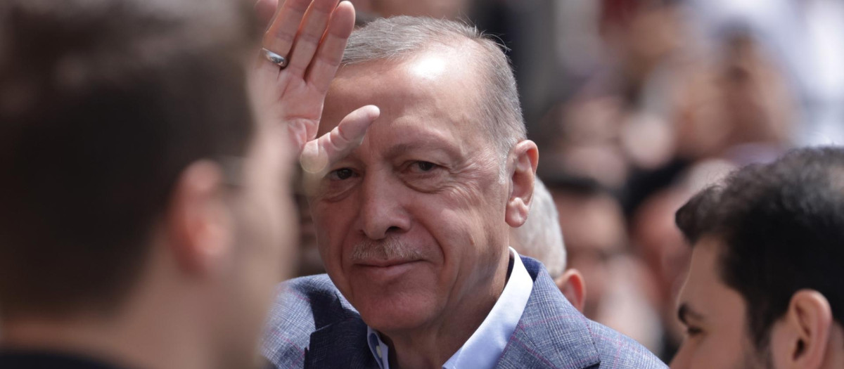 Istanbul (Turkey), 14/05/2023.- Turkish President Erdogan greets his supporters before he votes for the general elections, at a polling stsation in Istanbul, Turkey, 14 May 2023, as the country holds simultaneous parliamentary and presidential elections. (Elecciones, Turquía, Estanbul) EFE/EPA/ERDEM SAHIN