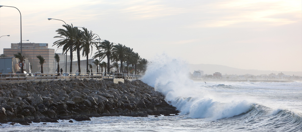 Fuerte oleaje causado por el viento en Palma de Mallorca