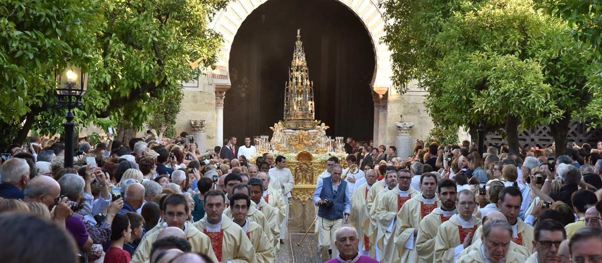 La procesión del Corpus Christi regresa a la plaza de las Tendillas