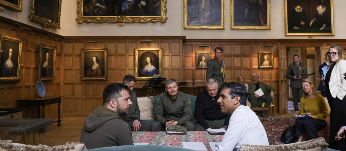 Chequers (United Kingdom), 15/05/2023.- A handout photo made available by the British Prime Minister's Office No.10 Downing Street shows Britain's Prime Minister Rishi Sunak (R) with Ukraine's President Volodymyr Zelensky during their meeting at Chequers, the country house of the Prime Minister in Buckinghamshire, Britain, 15 May 2023. Zelensky is in Britain to discuss 'urgent support for Ukraine'. (Ucrania, Reino Unido) EFE/EPA/SIMON DAWSON/NO 10 DOWNING STREET HANDOUT -- MANDATORY CREDIT: CROWN COPYRIGHT -- HANDOUT EDITORIAL USE ONLY/NO SALES