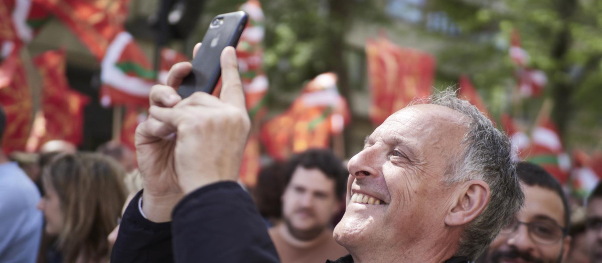 Adolfo Araiz juguetea con el teléfono móvil