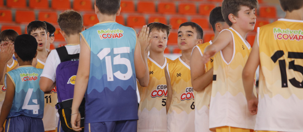 Niños saludándose tras el partido de baloncesto de la Copa Covap