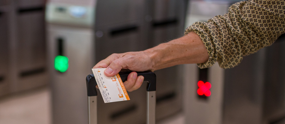 Una viajera sostiene un billete tras cruzar los tornos de la estación de Sants, a 9 de septiembre de 2022, en Barcelona, Catalunya (España). Los técnicos de Adif han resuelto la avería que desde primera hora de hoy impedía la circulación de todos trenes de Rodalies y Larga Distancia en vía convencional en Catalunya, que ya se ha retomado. Fuentes de Renfe han informado que el servicio de trenes será "irregular durante las próximas horas". La incidencia en el sistema de telecomunicaciones del centro de control del tráfico en Barcelona ha afectado a la circulación de todos los trenes, salvo a los de Alta Velocidad.
09 SEPTIEMBRE 2022;AVE;CATALUNYA;AVERIA;BARCELONA;TRENES
Lorena Sopêna / Europa Press
(Foto de ARCHIVO)
09/9/2022