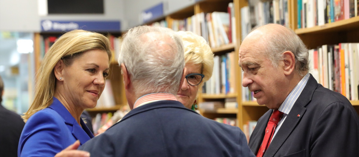 La exministra de Defensa María Dolores de Cospedal (1i), junto al exministro de Interior y miembro del PP, Jorge Fernández Díaz (1d), tras la presentación del libro de Fernández Díaz  "Cada día tiene su afán" en la Librería Neblí, Calle Serrano 80, en Madrid, a 10 de octubre de 2019.
Política, Literatura, Presentación, Partido Popular
Jesús Hellín / Europa Press
(Foto de ARCHIVO)
10/10/2019