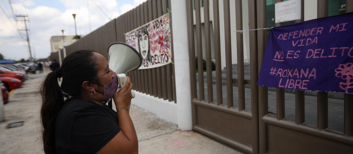 Familiares y amigos de Roxana Ruiz se manifiestan a las afueras de la prisión